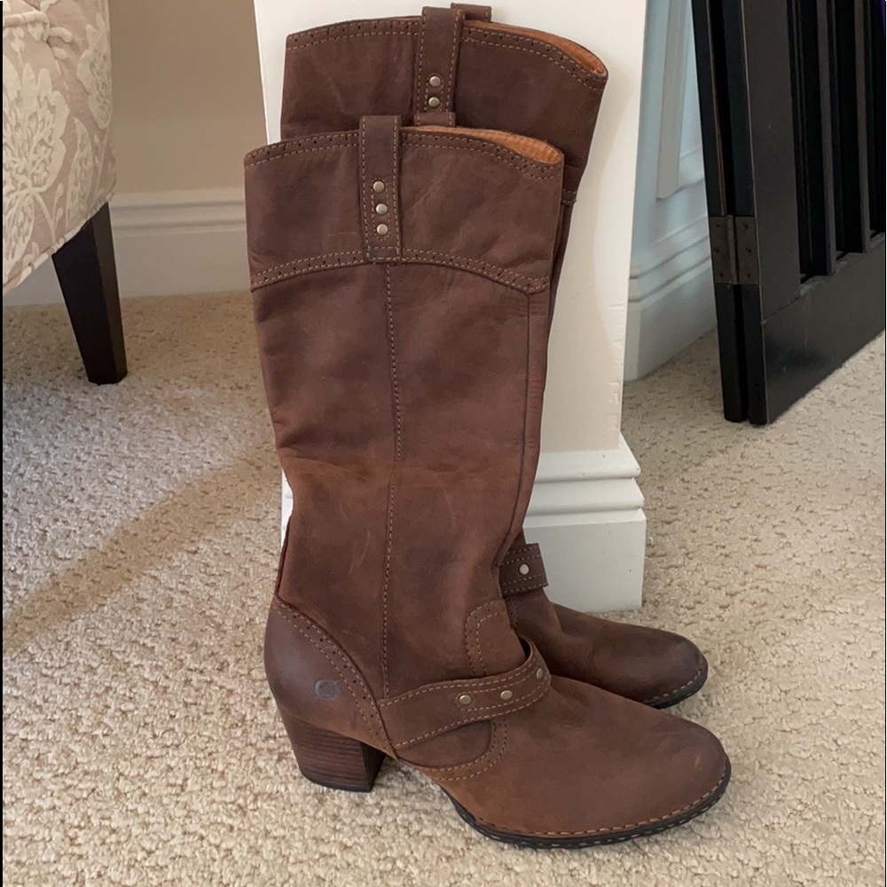 Women’s Born brand boots. Brown leather. Size 9. Like new condition.